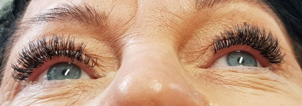 Extension de cils volume russe pour être belle pour l’été
