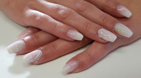 Comblage des ongles en gel avec décoration simple