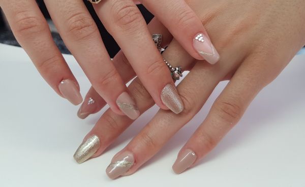 TARIF de Pose d'ongles en gel et résine avec la decoration Nail Art
