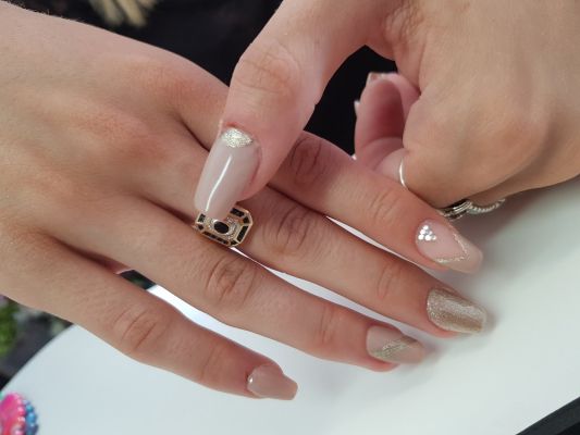 TARIF de Pose d'ongles en gel et résine avec la decoration Nail Art
